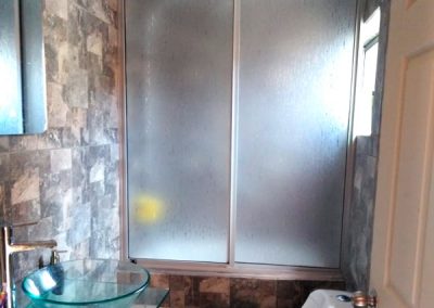 Shower Door con Estructura de Aluminio y Acrílico